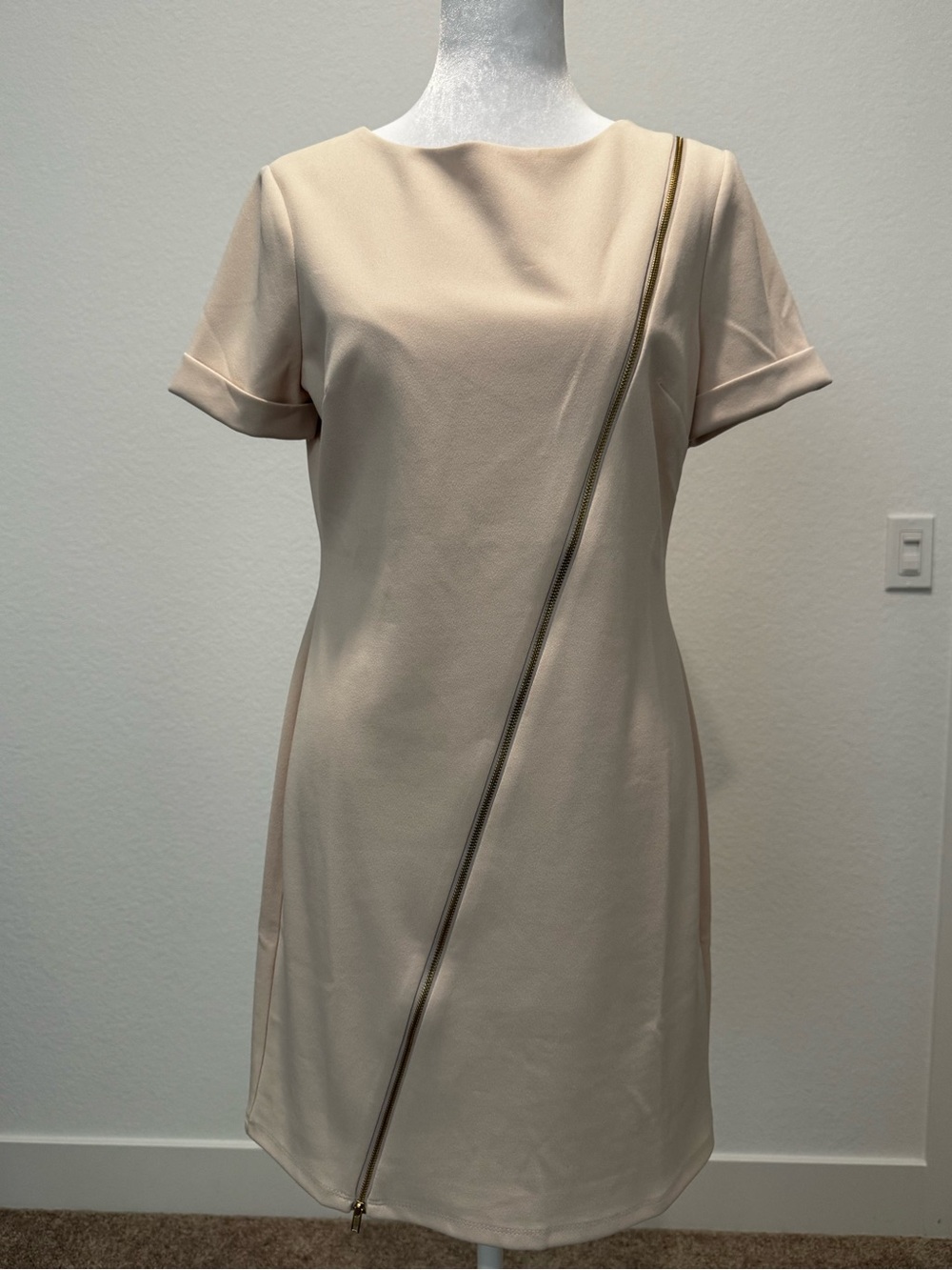 Donna Morgan Cream Short-Sleeve Shift Dress with Diagonal Zip Accent
